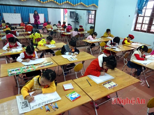 học sinh mầm non ở huyện Yên Thành thi vẽ tranh, ảnh tư liệu.
