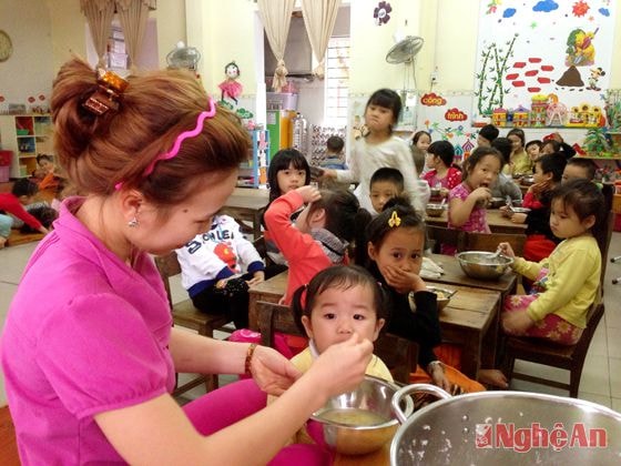 Giờ ăn của các cháu trường mầm non Hồng Sơn (TP Vinh), ảnh tư liệu.