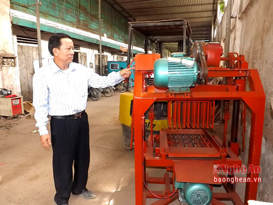 Ông Hồ Văn Hoàn giới thiệu máy đúc gạch không nung được công nhận Bằng sáng chế khoa học cấp Nhà nước.