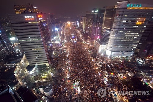 Những người biểu tình tập trung tại trung tâm thủ đô Seoul ngày 26/11, kêu gọi bà Park từ chức. Ảnh: Yonhap