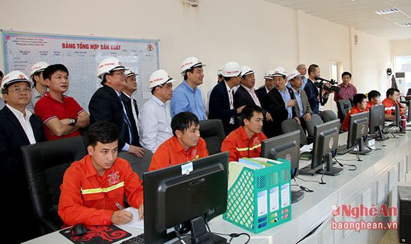 Lãnh đạo Trung ương và Nghệ An tham quan khu vực điều hành Nhà máy xi măng Sông Lam. Nguyên Sơn