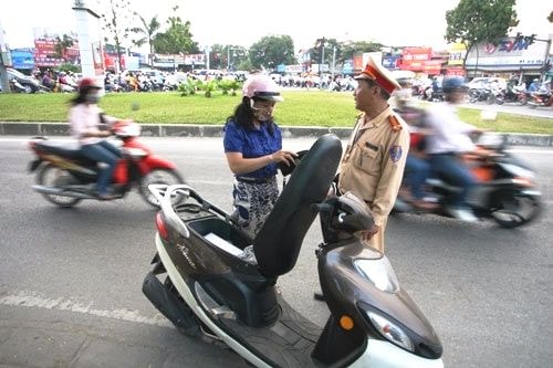 Việc xử phạt lỗi không sang tên đổi chủ xe máy lùi lại đến năm 2017 (Ảnh minh họa)