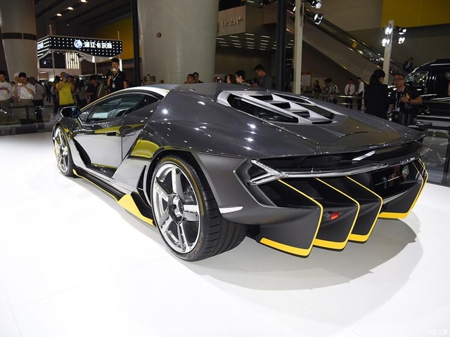 Lamborghini Centenario được trang bị phần thân vỏ hoàn toàn bằng sợi carbon nên sở hữu trọng lượng chỉ 1.520 kg.