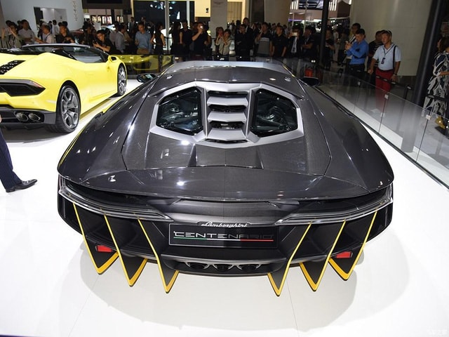 Thời gian tăng tốc từ 0-300 km/h của Lamborghini Centenario là 23,5 giây. Trong khi đó, vận tốc tối đa đạt mức hơn 350 km/h.