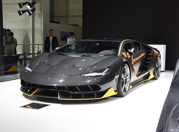 Hãng Lamborghini dự định chỉ sản xuất đúng 40 chiếc Centenario, chia đều cho 2 kiểu dáng coupe và mui trần.