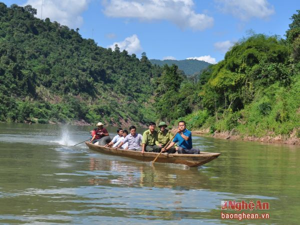 Kiểm lâm huyện Kỳ Sơn phối hợp với người dân xã Mỹ Lý tuần tra bảo vệ rừng thượng nguồn Nậm Nơn.