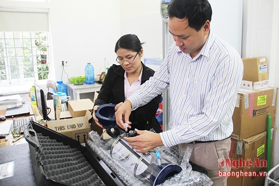 Thiết bị lấy mẫu nước loại ngang hiện đại giúp Trung tâm Quan trắc TN&MT  (Sở TN&MT) lấy được mẫu từ 10 - 20 m nước biển ven bờ.