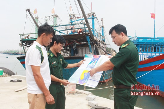 Bộ đội biên phòng đồn Quỳnh Thuận tuyên truyền về pháp luật biển cho ngư dân. 
