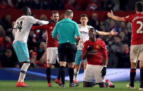 Pogba đã ngã trước khi Noble chạm vào người.