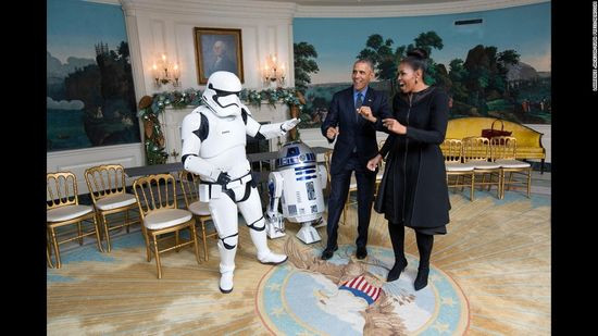 Tổng thống và Đệ nhất Phu nhân Mỹ gặp gỡ nhân vật đóng vai robot R2-D2 trong buổi chiếu phần mới của loạt phim “Chiến tranh giữa các vì sao” hôm 18/12/2015.
