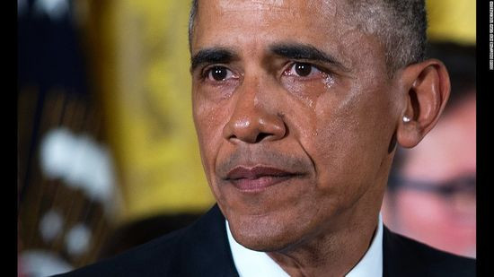 Obama khóc khi nhắc đến các nạn nhân của vụ xả súng tại trường Sandy Hook trong một buổi họp báo tại Nhà Trắng hôm 5/1/2016. “Mỗi lúc nhớ về những đứa trẻ ấy, tôi muốn phát điên lên”, ông nói khi đề cập đến vụ thảm sát năm 2012 khiến 26 người thiệt mạng ở Connecticut. Obama kêu gọi nêu cao “nhận thức về sự thôi thúc” trên toàn quốc, công bố một loạt động thái hành pháp về súng, bao gồm mở rộng các cuộc kiểm tra nhân thân.