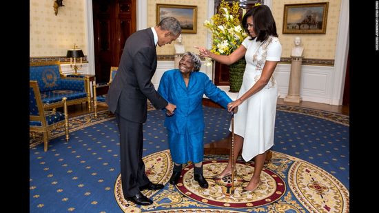 Vợ chồng Obama chào đón cụ bà Virginia McLaurin, 106 tuổi, trước bữa tiệc của Nhà Trắng mừng Tháng lịch sử của người Mỹ gốc Phi diễn ra hôm 18/2/2016. McLaurin hưng phấn đến nỗi bà đã khiêu vũ một màn ấn tượng, và đoạn băng ghi lại đã nhanh chóng lan truyền trên mạng Internet. 