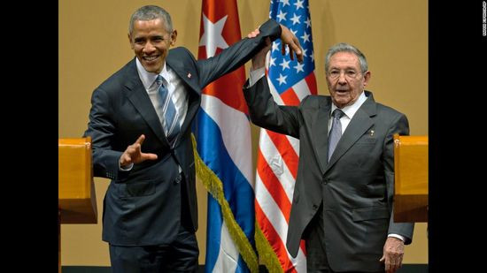 Chủ tịch Cuba Raul Castro giơ cao cánh tay của ông Obama cuối một buổi họp báo chung tại La Habana, Cuba hôm 21/3/2016. Obama trở thành Tổng thống đương nhiệm đầu tiên của Mỹ tới thăm Cuba kể từ năm 1928, và ông đã kêu gọi dỡ bỏ lệnh cấm vận chống Cuba.