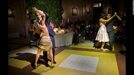 Obama (trái) và Đệ nhất Phu nhân Michelle Obama (phải) nhảy tango cùng các vũ công trong một bữa tiệc tối cấp nhà nước ở Buenos Aires hôm 23/3/2016.
