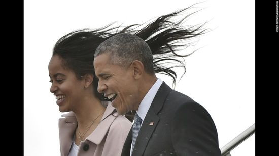 Obama và con gái Malia bước xuống chuyên cơ Air Force One sau khi đến Chicago hôm 7/4/2016. Theo thông báo của Nhà Trắng hồi tháng 5, cô bé sẽ theo học Đại học Harvard sau 1 năm nghỉ ngơi để tham gia các hoạt động xã hội.