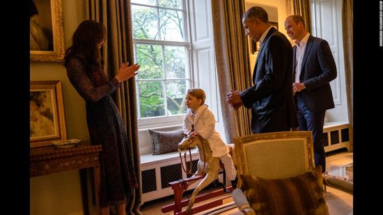 Obama trò chuyện với Hoàng tử Anh William (phải), trong khi vợ Hoàng tử là nữ công tước xứ Cambridge Catherine đang chơi đùa cùng con trai là Hoàng tử nhỏ George hôm 22/4/2016. Vợ chồng Tổng thống Mỹ đã có chuyến thăm Điện Kensington tại London.