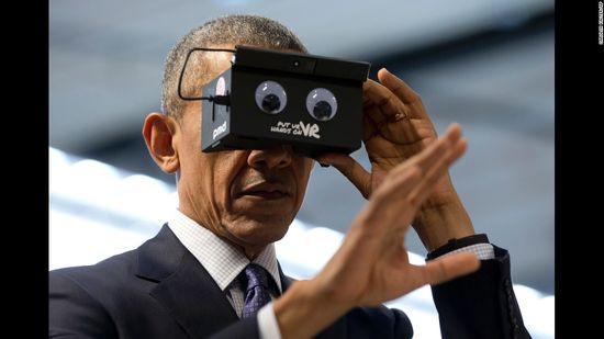 Obama trải nghiệm kính thực tế ảo trong một hội chợ thương mại ở Hanover, Đức hôm 25/4/2016.