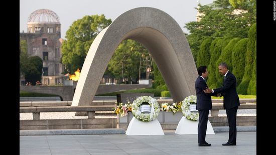 Obama và Thủ tướng Nhật Bản Shinzo Abe bắt tay sau khi đặt vòng hoa trước Công viên tưởng niệm Hòa bình Hiroshima tại Hiroshima, Nhật Bản hôm 27/5/2016. Obama là Tổng thống đương nhiệm đầu tiên của Mỹ tới thăm Hiroshima và kêu gọi hướng tới một “thế giới không còn vũ khí hạt nhân” trong bài diễn văn của mình.