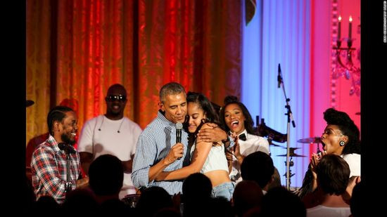Obama ôm con gái Malia tại bữa tiệc ở Nhà Trắng nhân ngày Quốc khánh Mỹ 4/7/2016. Cô bé cũng ăn mừng sinh nhật tuổi 18 trong bữa tiệc này.96: Vợ chồng Obama ngồi cạnh cựu Tổng thống George W. Bush tại lễ tưởng niệm 6 sỹ quan cảnh sát hy sinh trong một cuộc biểu tình ở Dallas hôm 7/7/2016. Obama tuyên bố cả nước Mỹ đau buồn cùng Dallas, nhưng kêu gọi người Mỹ không tuyệt vọng hay sợ hãi.