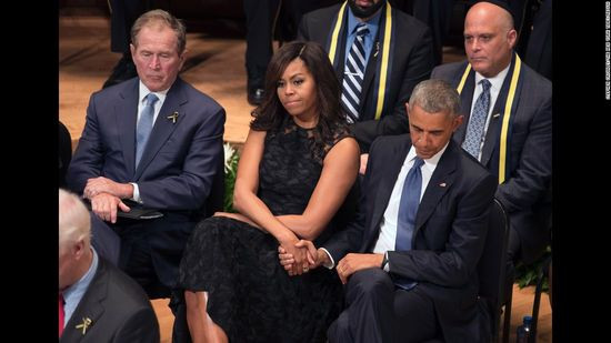 Vợ chồng Obama ngồi cạnh cựu Tổng thống George W. Bush tại lễ tưởng niệm 6 sỹ quan cảnh sát hy sinh trong một cuộc biểu tình ở Dallas hôm 7/7/2016. Obama tuyên bố cả nước Mỹ đau buồn cùng Dallas, nhưng kêu gọi người Mỹ không tuyệt vọng hay sợ hãi.