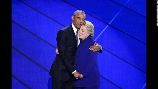 Obama ôm Hillary Clinton sau khi phát biểu tại Hội nghị Quốc gia đảng Dân chủ hôm 27/7/2016. Obama nói: “Tôi có thể tự tin nói rằng chưa từng có người đàn ông hay phụ nữ nào  - không phải tôi, chẳng phải Bill, không một ai - đủ khả năng giữ cương vị Tổng thống Mỹ hơn Hillary Clinton”.