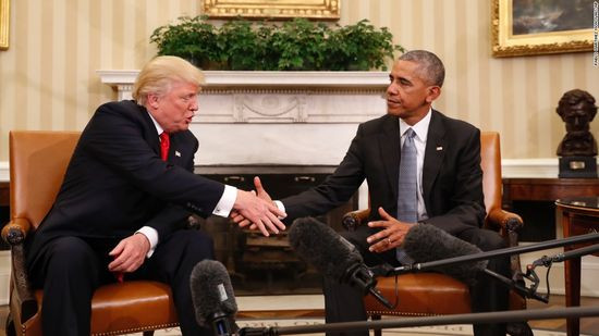 Obama bắt tay Tổng thống đắc cử Donald Trump tại Phòng Bầu dục hôm 10/11/2016. Sau cuộc gặp 90 phút với Trump, Obama nói: “Ưu tiên số 1 của tôi trong 2 tháng tới là cố gắng tạo điều kiện cho quá trình chuyển giao, bảo đảm Tổng thống đắc cử sẽ thành công”.