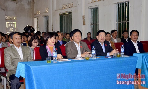 Các đại biểu dự hội nghị tiếp xúc cử tri.
