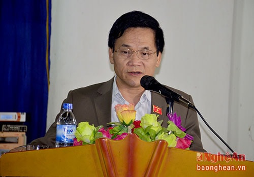 Ông Trần Văn Mão - Phó trưởng đoàn ĐBQH tỉnh báo cáo với cử tri kết quả kỳ họp thứ 2, Quốc hội khóa XIV và hoạt động của đoàn ĐBHQ Nghệ An.