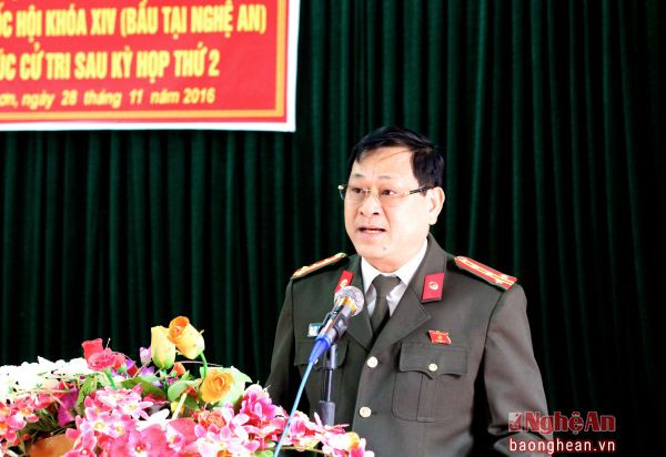Giám đốc Công an tỉnh Nguyễn Hữu Cầu giải trình kiến nghị của cử tri.