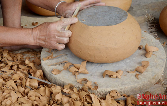 Cung đoạn đầu tiên là làm vỏ chay, phơi nắng 30 phút- 1 tiếng, sau đó vào lau thơm lần 2, phơi nắng 30 phút và cung đoạn cuối là gọt lau trơn lần 3.