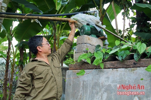 8.Theo ông Vi Thanh Xuân, trưởng bản Yên Sơn thì một số hộ đã mạnh dạn đầu tư máy bơm nước loại nhỏ (trong hình) nhưng số này chiếm  tỷ lệ rất nhỏ trong tổng số gần 70 hộ trồng chanh của bản. 