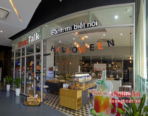 Khu ẩm thực bao gồm rất nhiều thương hiệu lớn và nổi tiếng với xu hướng thưởng thức của giới trẻ và các gia đình hiên nay như Bread Talk , King BBQ , Highlands Coffee. 