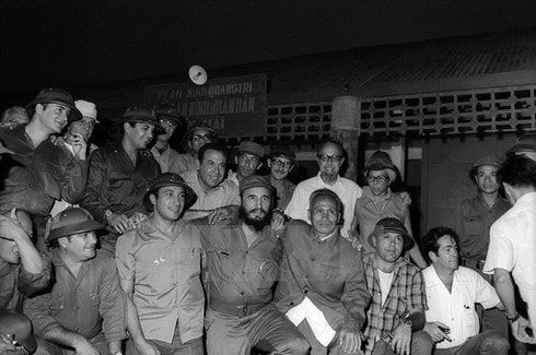 Trong chuyến thăm vùng Giải phóng miền Nam Việt Nam, ngày 15/9/1973, Thủ tướng Fidel Castro, Thủ tướng Chính phủ Cách mạng Cuba, Bí thư Thứ nhất Ban Chấp hành Trung ương Đảng Cộng sản Cuba và Đoàn đại biểu Đảng và Chính phủ Cách mạng Cuba chụp ảnh kỷ niệm bên đồn An ninh Nhân dân Bến Hải, địa cầu của miền Nam. (Ảnh: Tư liệu TTXVN)