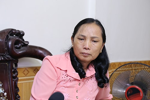 Bà Hương rất buồn khi hay tin Chủ tịch Fidel từ trần. Ảnh: Hoàng Táo