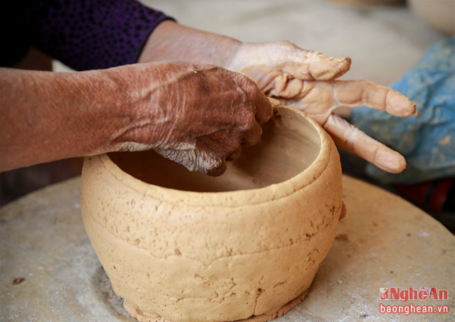 Công cụ làm ra sản phẩm chỉ bao gồm một bàn xoay, vài miếng giẻ nhỏ và những khoanh nứa mỏng để tạo dáng và làm nhẵn.