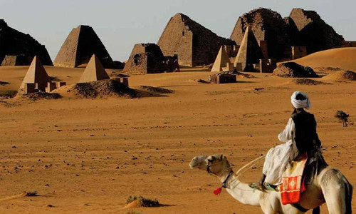 Các kim tự tháp ở Sudan có kích thước nhỏ hơn so với kim tự tháp Ai Cập. Ảnh: Al Arabia