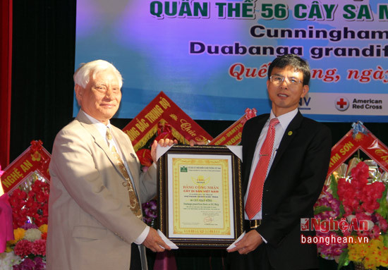 Tiến sỹ Nguyễn Ngọc Sinh, Chủ tịch Hội Bảo vệ thiên nhiên và Môi trường Việt Nam tra bằng công nhận.