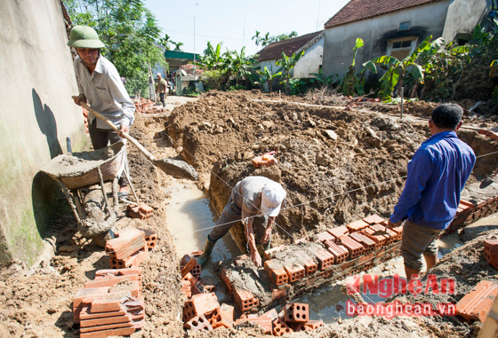 Các tình nguyện viên Chùa Hà tham gia hỗ trợ xây dựng.
