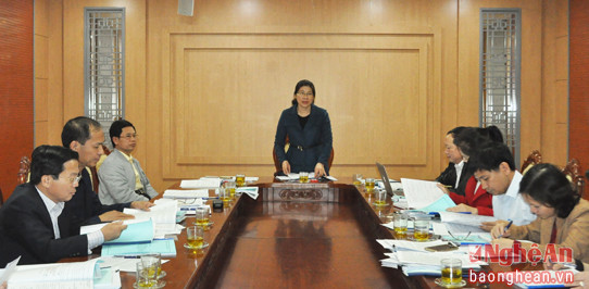 Bà Lô Thị Kim Ngân - Trưởng ban Dân tộc HĐND tỉnh chủ trì cuộc họp