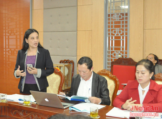 Đồng chí Cao Thị Hiền - Ủy viên Ban Thường vụ Tỉnh ủy, Phó Chủ tịch HĐND tỉnh phát biểu tại cuộc thẩm tra