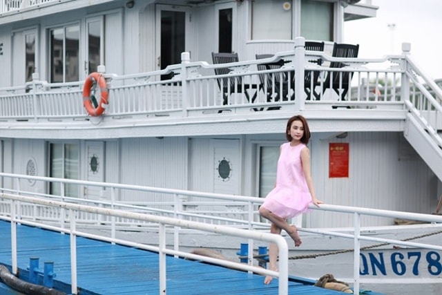 Cảnh quay khiến Angela Phương Trinh thích thú nhất là cảnh cô diện đầm hồng thả dáng trên chiếc du thuyền triệu USD. Cô chia sẻ đây là lần đầu nữ diễn viên được ngồi trên du thuyền sang trọng và ngắm vẻ đẹp thơ mộng của Vịnh Hạ Long.