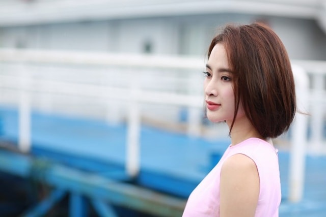 “Giá thuê du thuyền mỗi ngày lên tới 200 triệu đồng. Vì vậy cả đoàn phim thường nói vui đi đóng phim mà như đang được nghỉ dưỡng trên du thuyền 5 sao, ăn hải sản tràn trề”, nữ diễn viên cho biết.