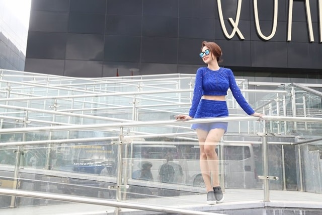 Cô cho biết ban đầu ra Hạ Long với hai va li đồ nhưng khi bấm máy, đạo diễn Việt Anh và Nguyễn Thu tiếc nuối cảnh đẹp của kỳ quan thiên nhiên thế giới nên quay thêm nhiều phân đoạn ngoài kịch bản khiến cô cùng ê-kíp phải lo thêm trang phục.
