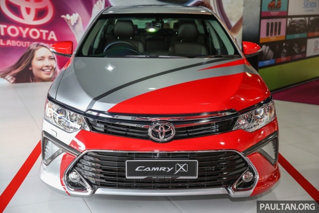 Ngoài ra, Toyota Camry 2.0G X 2016 còn được sơn 2 tông màu tương tự phiên bản Hybrid. 