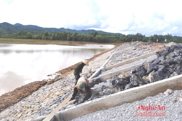 Thi công hồ chứa ở xã Quỳnh Tam (Quỳnh Lưu).