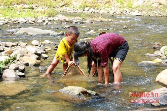 Hai chị em người Khơ Mú (bản Đỉnh Sơn 1, Hữu Kiệm, Kỳ Sơn) cùng xúc cá.