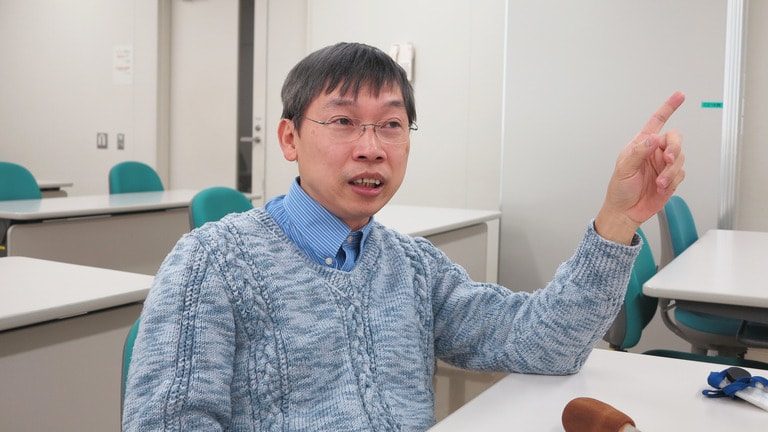 TS. Trần Phan Lam Sơn trả lời phỏng vấn đài truyền hình Nhật NHK