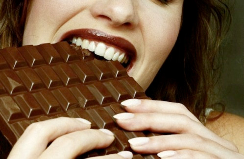 Trong chocolate có nhiều chất giúp giúp cân bằng nội tiết tố và xoa dịu căng thẳng.