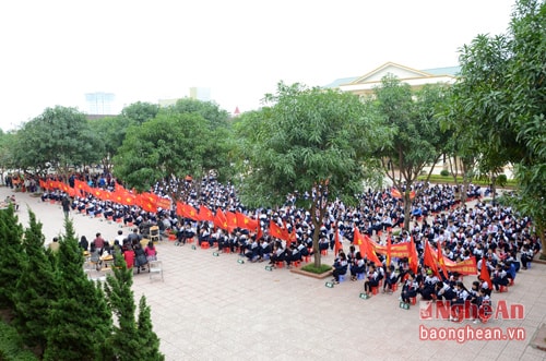 Đông đảo đại biểu, học sinh, thầy cô giáo tham dự lễ mít tinh.