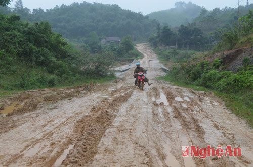 Tuyến đường Mậu Đức - Thạch Ngàn mùa mưa lũ (ảnh tư liệu)